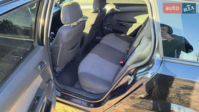 Универсал Opel Astra 2006 в Новояворовске