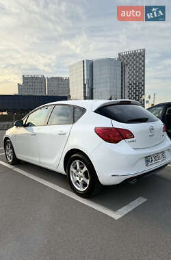 Хэтчбек Opel Astra 2012 в 