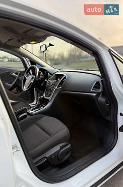 Хэтчбек Opel Astra 2012 в 