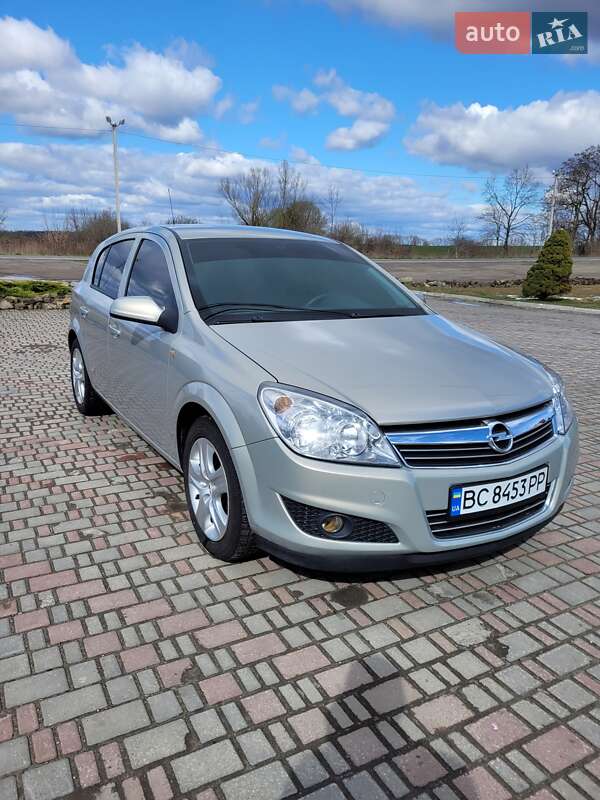 Хэтчбек Opel Astra 2009 в Мостиске