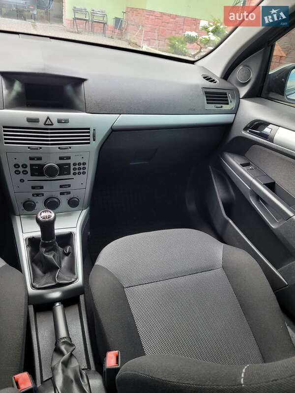 Хэтчбек Opel Astra 2009 в Мостиске