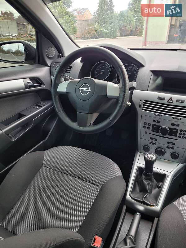 Хэтчбек Opel Astra 2009 в Мостиске