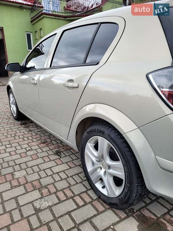 Хэтчбек Opel Astra 2009 в Мостиске