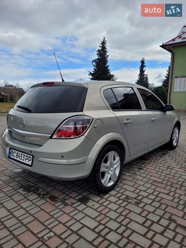 Хэтчбек Opel Astra 2009 в Мостиске