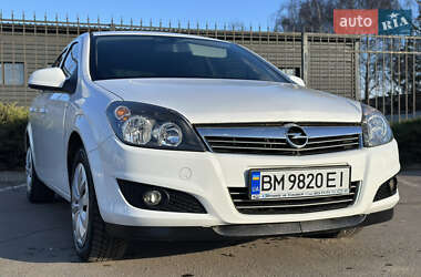 Хэтчбек Opel Astra 2013 в 