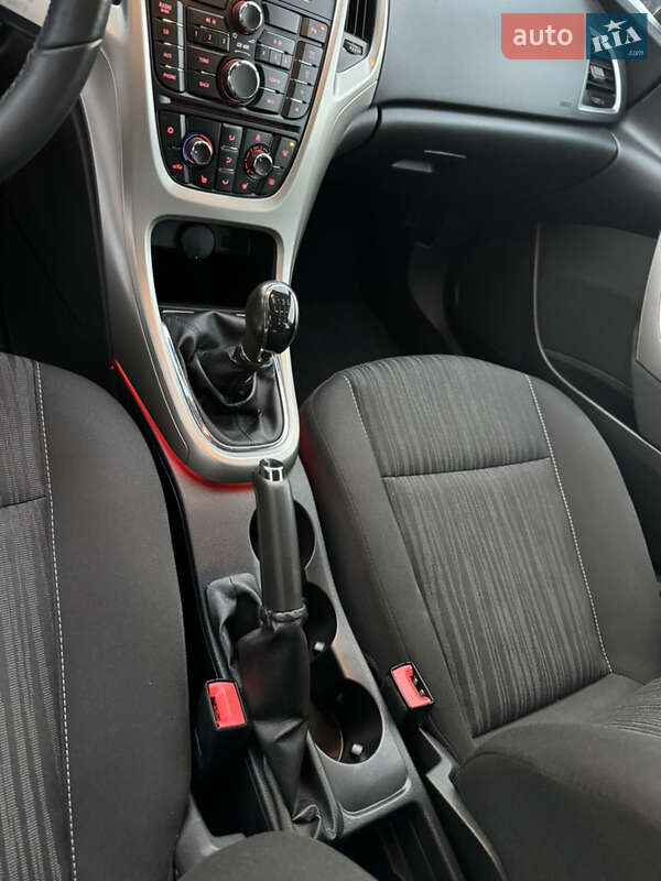 Универсал Opel Astra 2012 в Дрогобыче