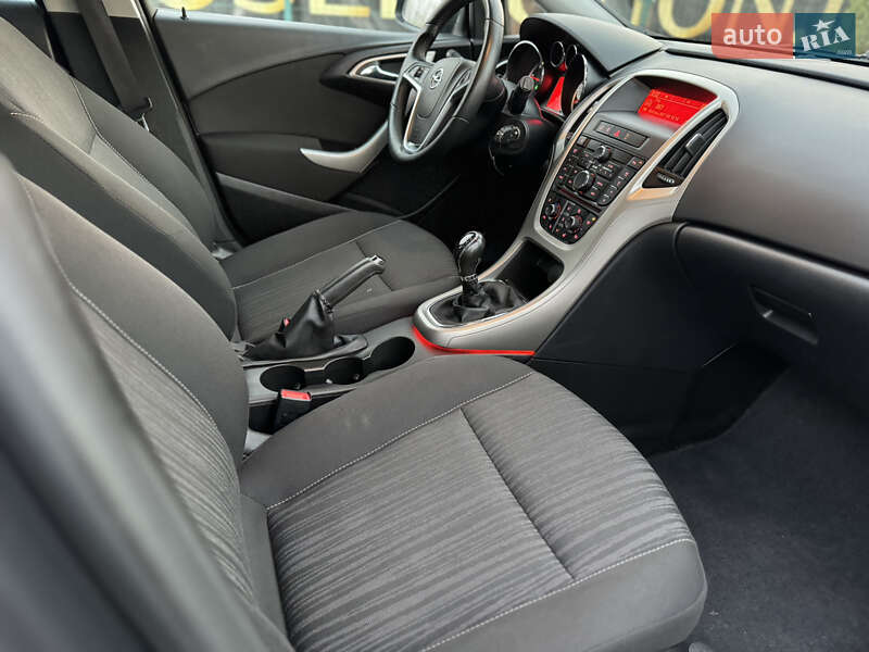 Универсал Opel Astra 2012 в Дрогобыче