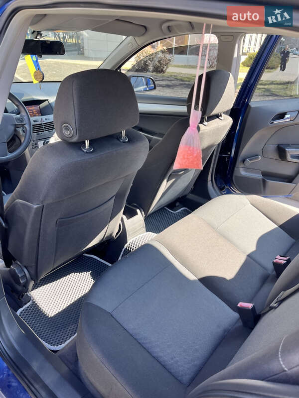 Хэтчбек Opel Astra 2004 в Вишневом