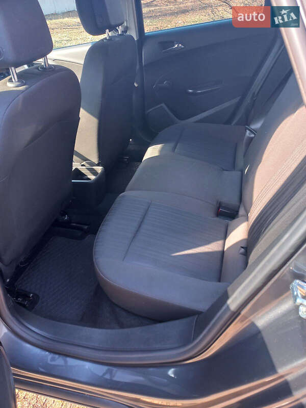 Универсал Opel Astra 2011 в Полтаве