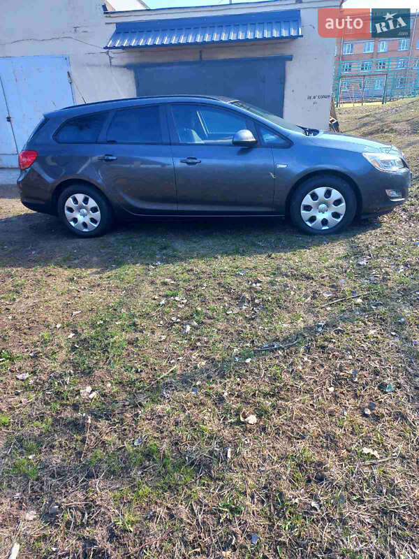 Универсал Opel Astra 2011 в Полтаве