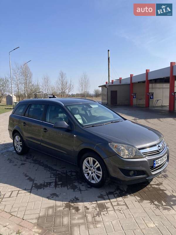 Универсал Opel Astra 2010 в Нововолынске