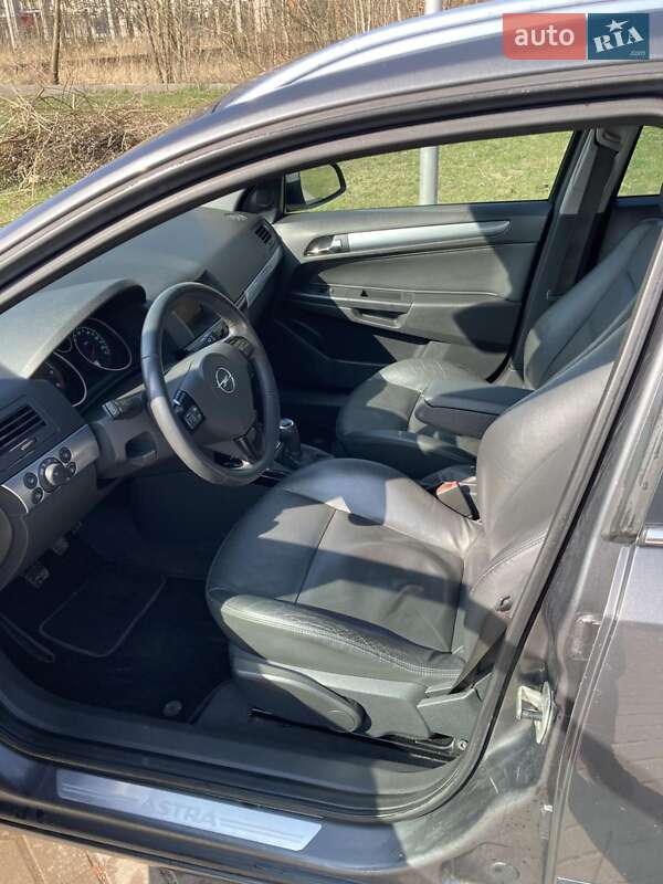 Универсал Opel Astra 2010 в Нововолынске