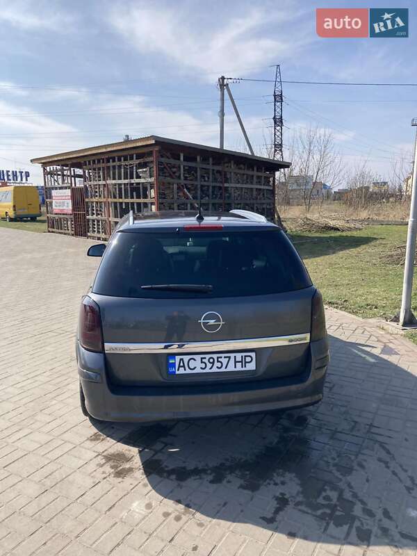 Универсал Opel Astra 2010 в Нововолынске