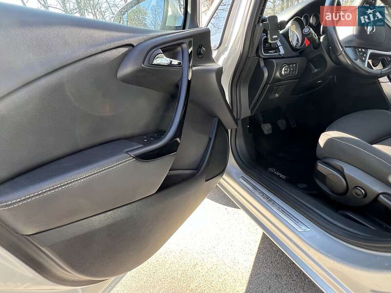 Універсал Opel Astra 2015 в Ірпені