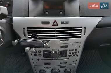 Хэтчбек Opel Astra 2012 в 