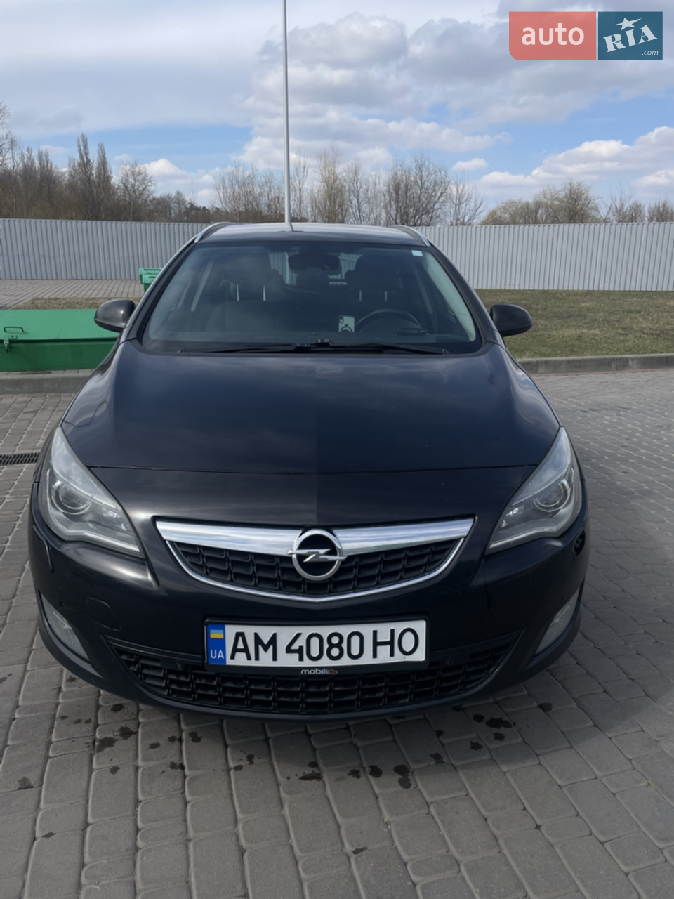 Сімейний автомобіль.
Комплектація на рівні. Має поворотній ксенон з додатковою підсвіткою поворотів (світло супер) Двух зонний клімат контроль.
Парктроніки зад і перед. Датчик світла (сама вмикає ближнє дальне. Бачить зустрічні машини)
Денні ходові (лед) Датчик дощу. Підігрів руля сидінь двірників і деяких вікон. Блютуз Голосовий зв?язок.Екологія вся на місці! Всі кнопочки працюють. Можливо щось забув. Звоніть питайте розкажу як є.
Мотор не митий і без різних підтікань! Продаю з дому. Машина на мені.
Якщо Вас зацікавила пропозиція, відповідь на запитання надам по телефону. Є не виправлені сліди експлуатації тому реальному покупцю торг присутній.