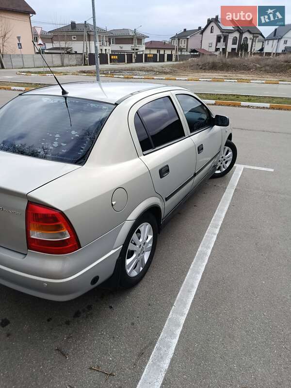Седан Opel Astra 2006 в Киеве