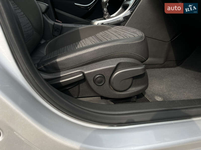 Універсал Opel Astra 2014 в Золочеві
