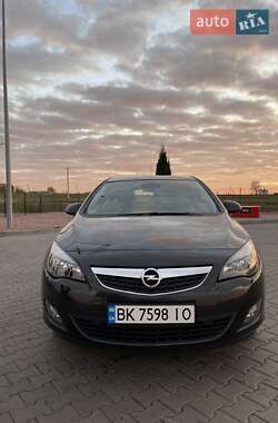 Хэтчбек Opel Astra 2011 в 