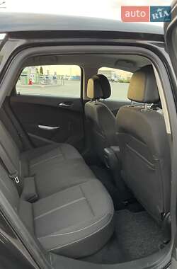 Хэтчбек Opel Astra 2011 в 