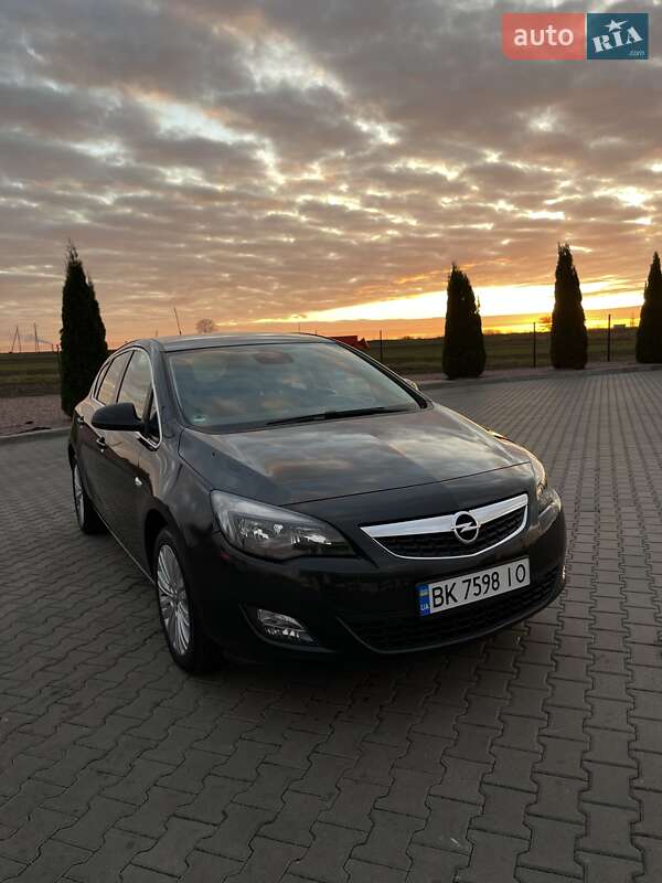 Хэтчбек Opel Astra 2011 в 
