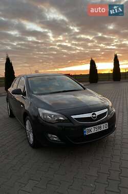 Хэтчбек Opel Astra 2011 в 