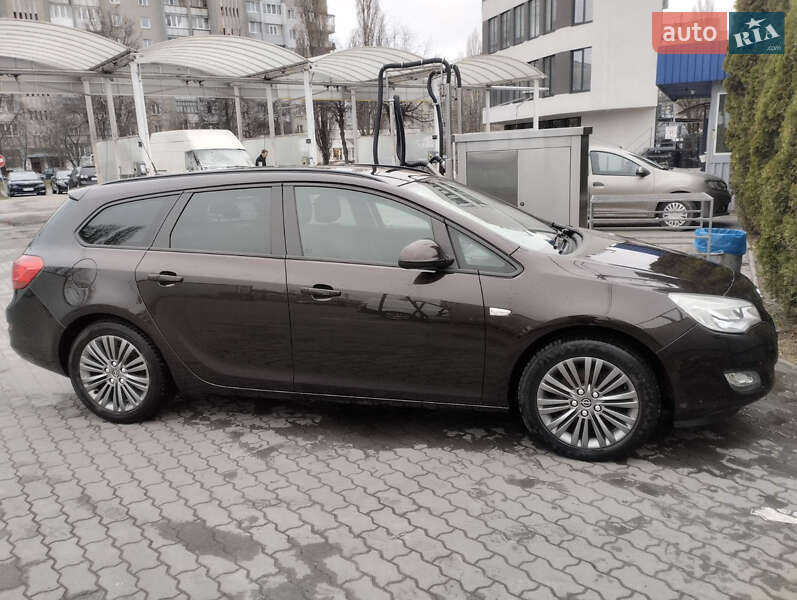 Универсал Opel Astra 2013 в 