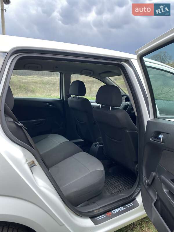 Универсал Opel Astra 2009 в Краснограде