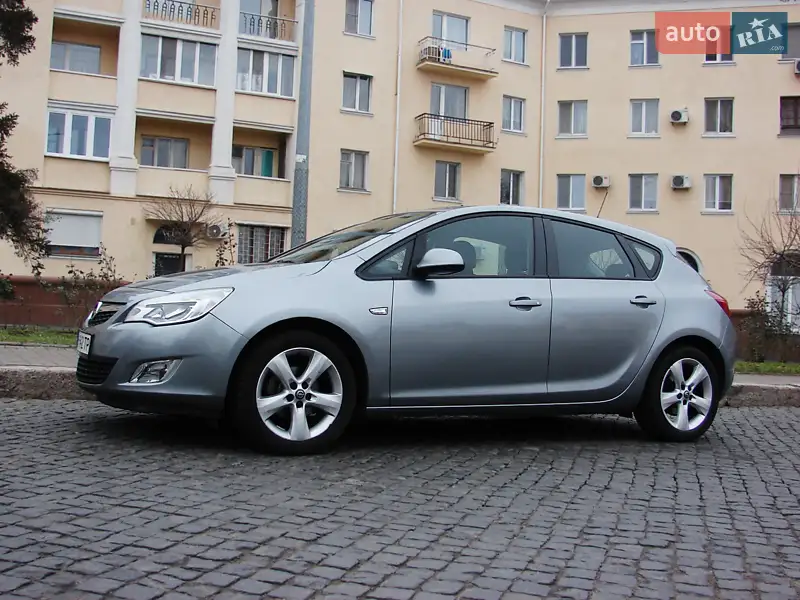 Хэтчбек Opel Astra 2010 в 