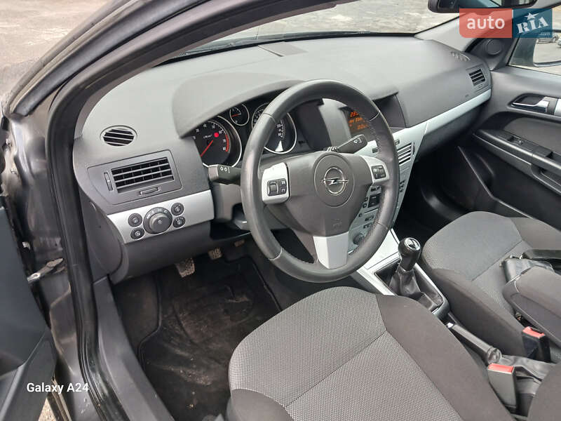 Универсал Opel Astra 2009 в Остроге