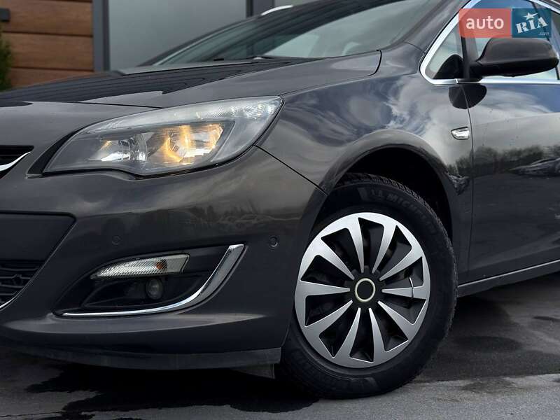 Универсал Opel Astra 2015 в Ровно