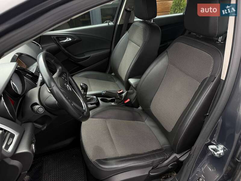 Универсал Opel Astra 2015 в Ровно