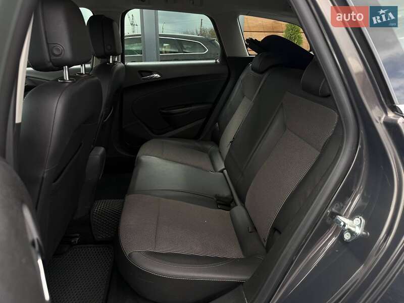 Универсал Opel Astra 2015 в Ровно