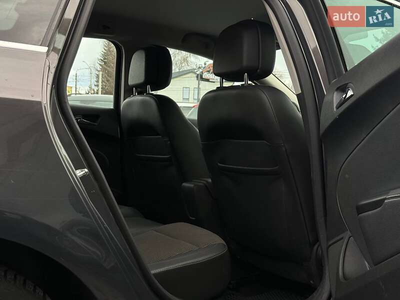 Универсал Opel Astra 2015 в Ровно