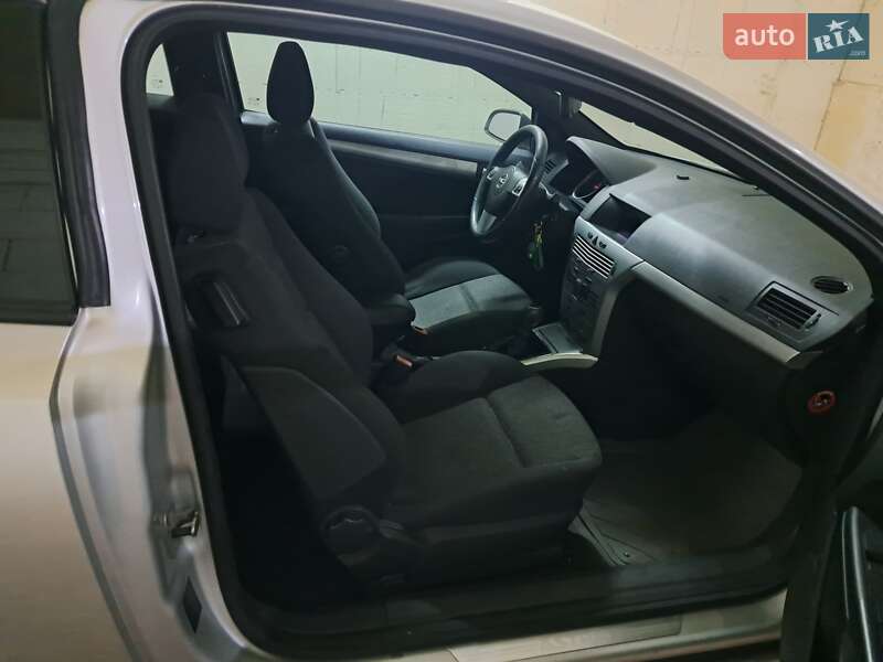 Купе Opel Astra 2007 в Миргороде