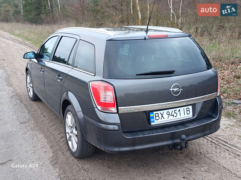 Универсал Opel Astra 2009 в Остроге
