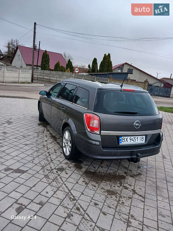 Универсал Opel Astra 2009 в Остроге