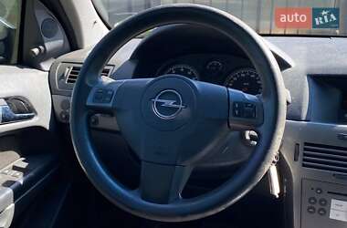 Хэтчбек Opel Astra 2005 в 