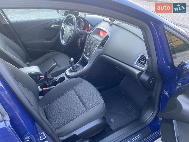 Универсал Opel Astra 2015 в Каменке