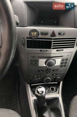 Хэтчбек Opel Astra 2006 в 
