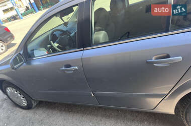 Хэтчбек Opel Astra 2005 в 