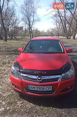 Хэтчбек Opel Astra 2013 в 