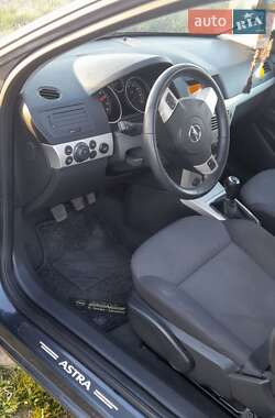 Хэтчбек Opel Astra 2008 в 