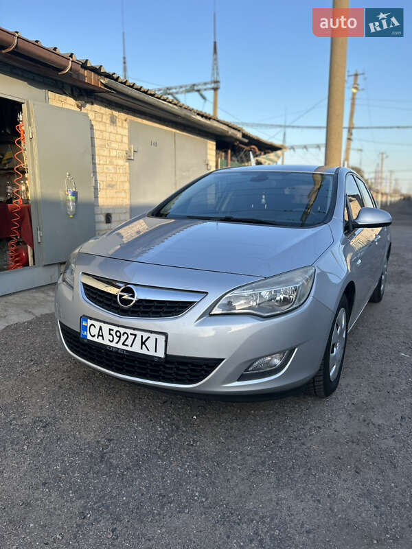 Хэтчбек Opel Astra 2010 в 