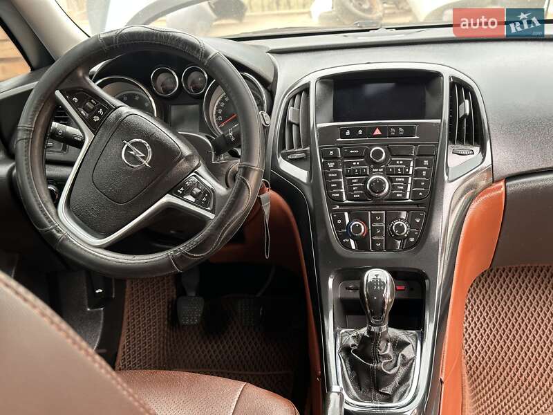 Універсал Opel Astra 2012 в Косові