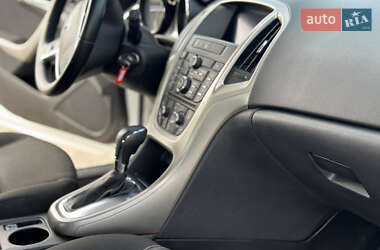 Хэтчбек Opel Astra 2011 в 