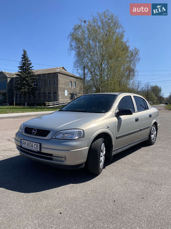 Седан Opel Astra 2005 в 