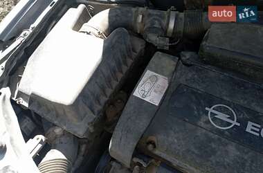 Хэтчбек Opel Astra 2004 в 