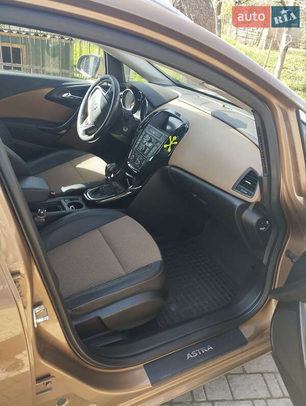 Універсал Opel Astra 2015 в Христинівці