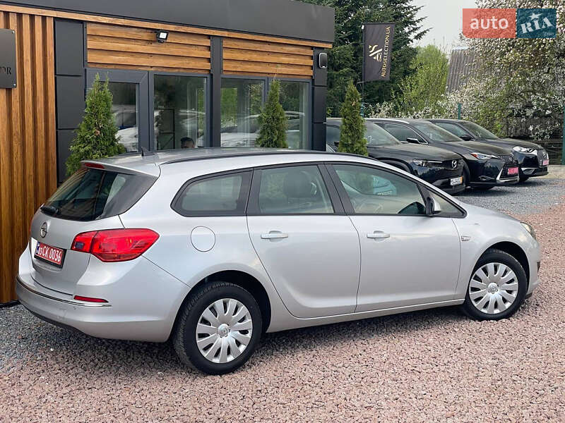 Универсал Opel Astra 2014 в Дрогобыче